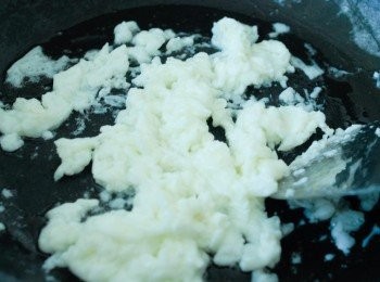 step2: 燒熱鑊後下油，炒蛋白，盛起備用