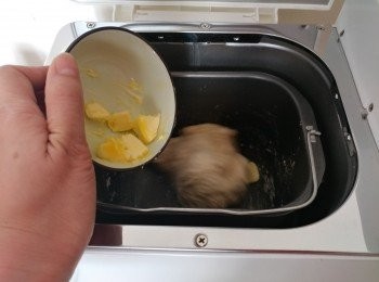 step2: 加入室溫放軟的牛油繼續攪拌攪成光滑/不黏手麵團