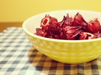 step2: 因為洛神花內有很多沙石，去籽後徹底沖洗花萼和花籽。先分開花籽再冲洗會較乾淨。