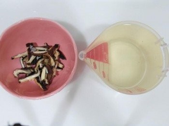 step2: 香菇泡軟後切絲!!! 香菇水留下來再加些水~~加到約兩杯水的份量即可!!