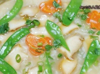 step4: 起鍋前加入適量鹽及胡椒粉調味,撒上蔥花及香菜即完成