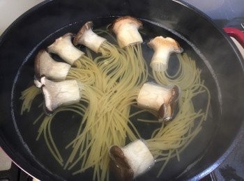 step3: 用根據意粉包裝上既烹調時間，煮熟雞脾菇意粉，煮熟後排好上碟。