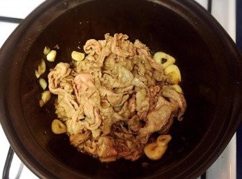step2: 蒜粒起煲，加入肥牛及味琳，爆香後（約半熟）承起備用。