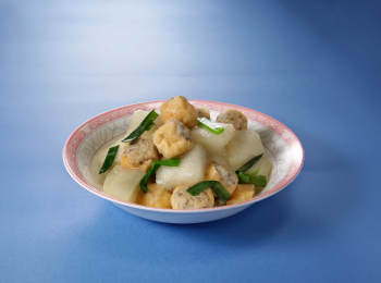 step8: 放入豆朴同煮3分鐘, 加入蔥段, 用1茶匙生粉加水埋薄芡, 即成。