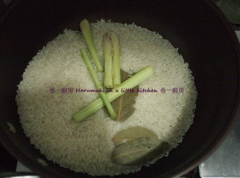 step2: 另一熱鍋把生米, 香茅香葉炒香, 注入上湯煮至微滚; 全部倒入電飯鍋裡煮(水位按平時煲飯一樣)
