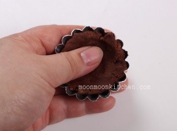 step5: 將粉糰分成均等粉糰，搓圓壓平，放入撻模中按平，用义子刺上小孔，先放入雪柜冷藏15分鐘。