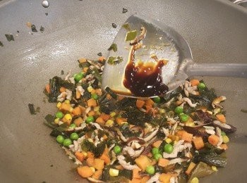 step4: 放入調味料及香菇水