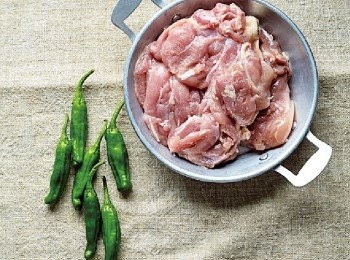 step1: 準備：
把調味料群<span class="group_2">A</span>混合均勻。青椒切小圓片。烤箱預熱至200度。