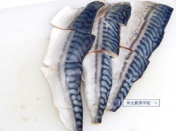 step1: 鯖魚解凍洗淨，用廚房紙抹乾，用鉗把魚骨拔去，把魚肉切成大塊。