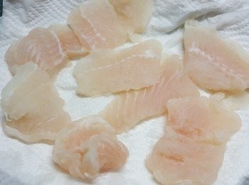 step1: 急凍魚柳解凍洗淨後用廚房紙索乾水份