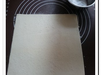 step1: 酥皮解凍至去摺曲的程度。在一邊灑上砂糖, 用手抹平至均勻。反轉酥皮, 同樣灑上砂糖, 用手抹平至均勻。