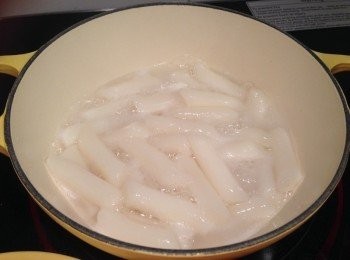 step1: 只需要煮滾100毫升水，放入年糕煮3分鐘。