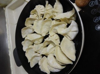 step5: 燒熱油鍋，放下餃子，煎至底部輕微金黄色。