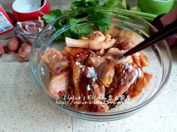 step2: 放入大碗內加入<span class="group_2">醃料</span>拌勻蓋上保鮮紙靜待1小時 (如有時間 , 可幾雞醃2-3小時)