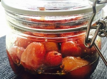 step4: 放入已去皮的小蕃茄拌勻或蓋緊瓶蓋搖匀。放冰箱冷藏至少六小時。