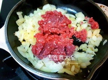 step3: 牛油起鑊，將洋蔥炒至透明，再加免治牛肉炒至8成熟，加入適量海鹽及黑胡椒調味，上碟備用