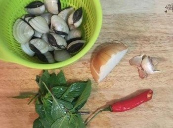 step1: 泡過水吐完沙的蛤蜊刷洗乾淨，蒜、九層塔或羅勒洗淨，辣椒洗淨。