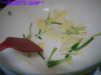 step7: 先爆香薑片及葱白~