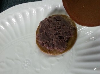 step8: 將紅豆蓉抹於兩塊餅中間即可