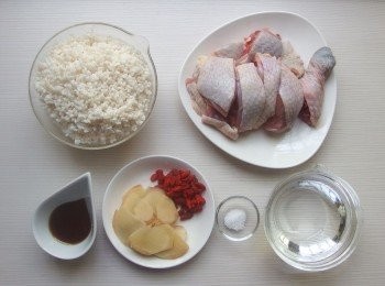 step1: 準備所有材料。糯米洗淨瀝乾。雞腿塊先用滾水汆燙過備用。