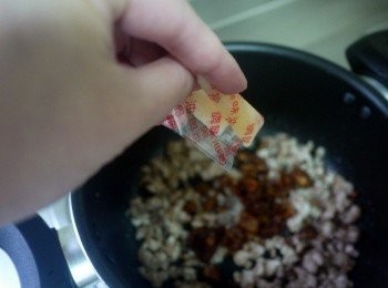 step3: 起鍋下香油炒熟肉燥，加入五木拉麵附的調味油包X2