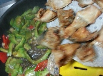 step15: 加入魚頭炒勻