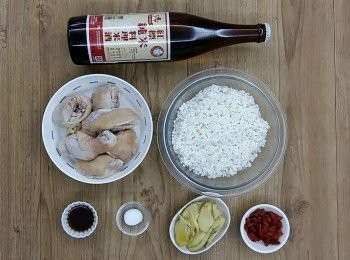 step1: 準備所有材料。白米洗淨,再用水浸泡約20-30分鐘後瀝乾。雞腿塊先用滾水汆燙過備用。喜歡薑的溫和辛辣味,可取小部份切碎使用,讓薑末融合在米飯裡。