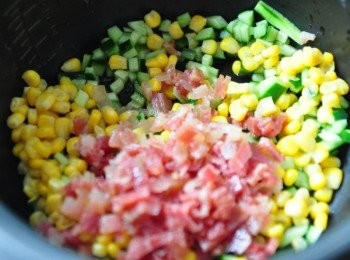 step4: 再來將小黃瓜及蜜汁火腿片切碎丁狀