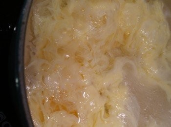 step3: 預兩碗水煮滾, 滾後將蛋液倒入熱水內, 形成輕微固體再攪混。