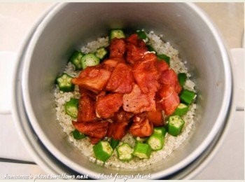 step3: 白米洗淨後，鋪放在電鍋內，再依序放入豬肉塊與秋葵。