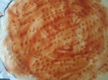 step1: 肉丸先汆水可將雪氣飛走,肉丸一開二用平底鍋略煎備用。Pizza盆上鋪上一層牛油紙,將Pizza放上搽上茄汁。