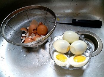 step8: 雞蛋煮至熟透後盛起沖洗至雞殼涼就去殼 , 將雞蛋切半
