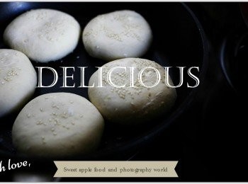 step5: 製作前1小時取出回溫，用手按壓排氣、分成約50g等份麵糰，
繼而擀平包入雞肉餡、封口收口向下，沾上白芝麻輕輕按兩下便成煎餅