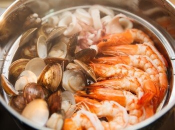 step9: 等到海鮮熟透已後就可以直接把蒸鍋移開，並轉小火繼續燉煮20~25分鐘。