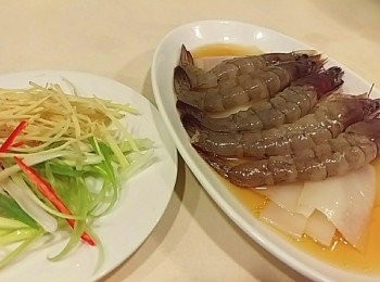 step2: 蔥 薑 辣椒 切絲備用 將所有的調味調成醬汁 盤子先舖上粿條放上已處理好的蝦子 淋上醬汁