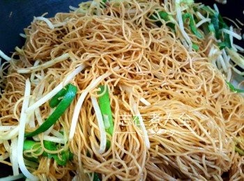 step8: 下銀芽，韮菜，韮黃與炒麵拌勻即可享用