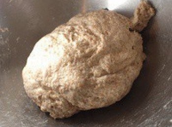 step2: 加入水，用檯面式攪拌機低速（第一檔）攪拌成一個軟團（如果太乾或太濕的話，酌情水或者麵粉）。