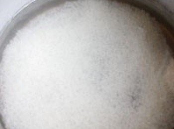 step2: 將泡過的大米再度洗淨，瀝去水後倒入鍋中，加入水適量，水量約為平時煮飯時的2倍。蓋上鍋蓋，按下開關開始煮