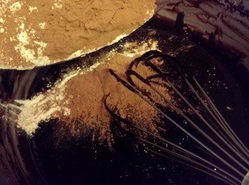 step5: 低筋麵粉、可可粉、鹽過篩後倒入步驟4，以打蛋器攪拌均勻