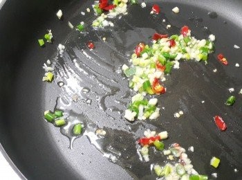 step2: 起鍋將所有辛香料爆香