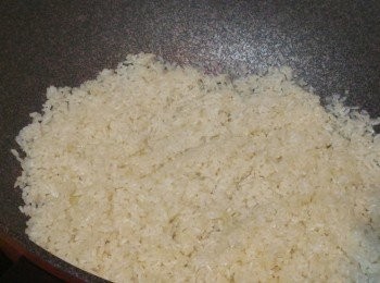 step6: 原鑊再下適量油用中火把糯米煸炒一會，倒入小量的鮮味水炒至糯米吸收了水份後，重覆加水再炒直至達到個人喜好的軟硬度。(糯米飯的軟硬度需視乎水份的多少作調節)