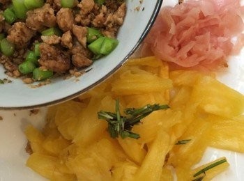 step3: 鮮菠蘿、酸子薑切粒備用，迷迭香切碎備用，