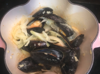 step4: 我買袋裝青口本身已經熟，放入煲煮大約五分鐘。