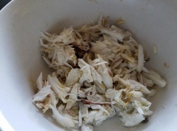step5: 先將 2 隻花蟹 , 反轉肚向上蒸熟 , 拆出蟹肉用少少黃酒 , 麻油 , 胡椒粉撈好備用 .