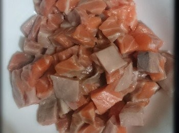 step1: 1.將三文魚洗淨切粒。