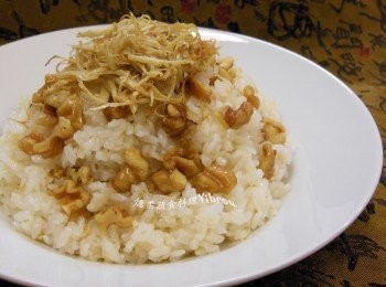 step2: 熱鍋下油和麻油小火先將薑絲爆至酥香，撈起吸乾油備用，加入隔夜飯炒香調味，拌入核桃和薑絲即可