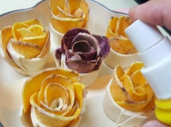 step6: 將玫瑰酥排放好，再噴/掃上牛油。
