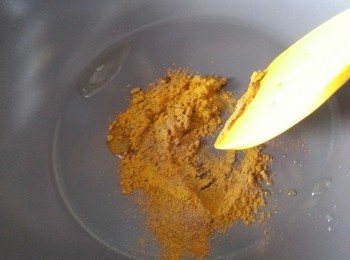 step3: 用1湯匙油起鑊,先爆香咖哩粉.小茴香粉.黃薑粉.