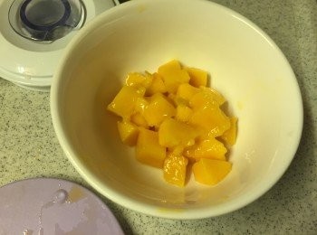 step1: 先將半個芒果切粒, 放入冰條格內備用