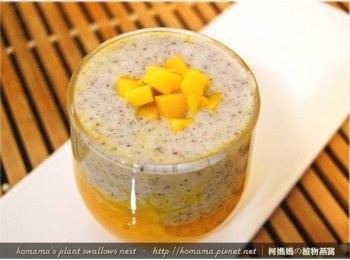 step4: 將切成塊狀的芒果丁，鋪放在黑木耳米布丁的上層即可。